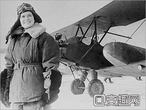 图2-《浴血长空》二战第一女王牌飞行员丽达·李托娃与自己的座驾合影.jpg