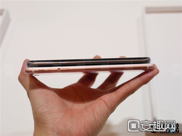 迄今最美手机！三星S7 Edge真机对比苹果6s Plus