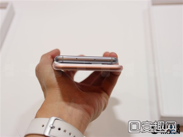 迄今最美手机！三星S7 Edge真机对比苹果6s Plus