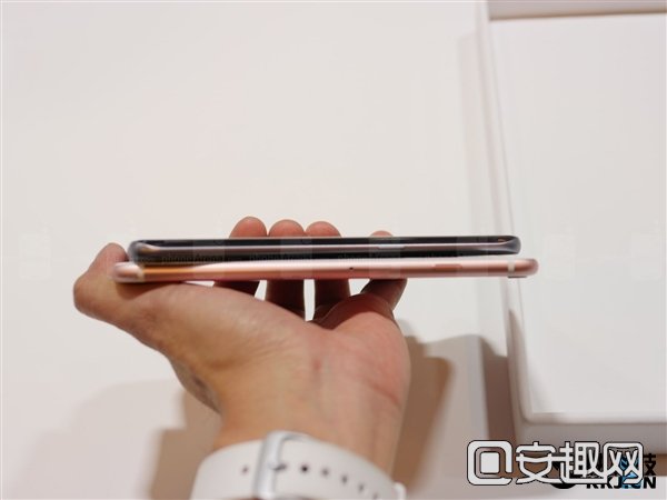 迄今最美手机！三星S7 Edge真机对比苹果6s Plus