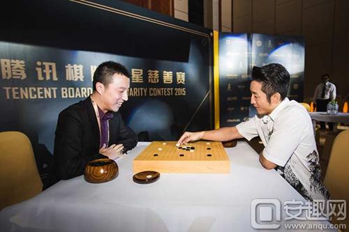 图12：围棋世界冠军古力对弈拳击世界冠军邹市明.jpg