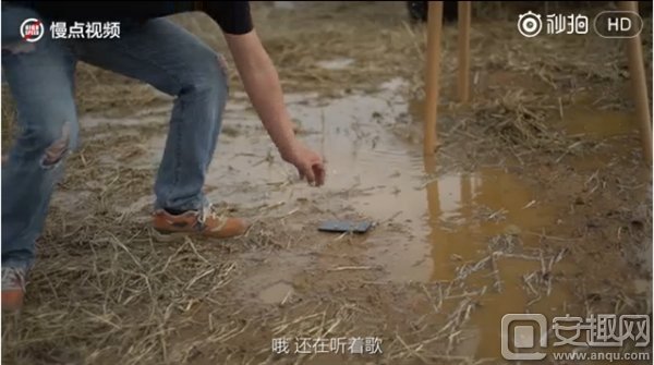 小米6防泼溅残酷测试：挖掘机拉1吨水浇头